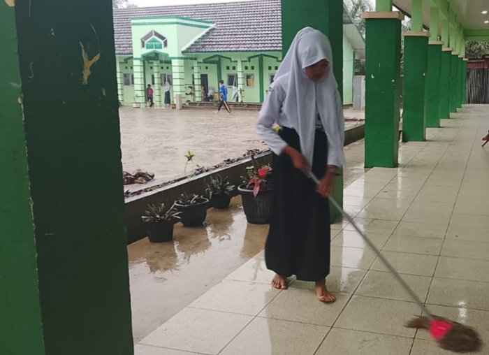 Di Tengah Rintihan Hujan, Siswa MTsN 7 Bungo Tetap Semangat Hadir dan Tunjukkan Aksi Nyata Cinta Lingkungan