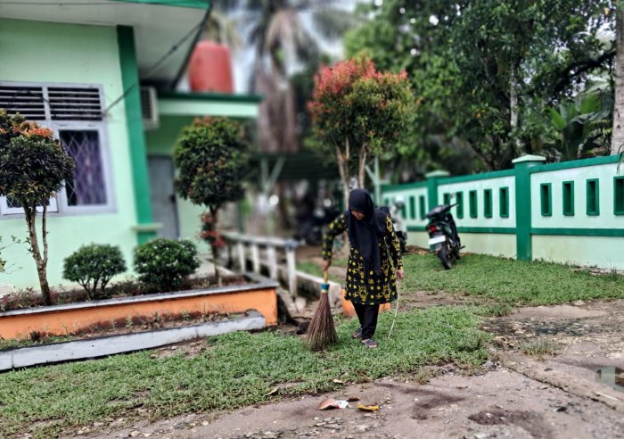 Wujudkan Budaya Kerja Bersih dan Rapi, Staf TU MTsN 7 Bungo Laksanakan Bersih-Bersih Ruang Kerja