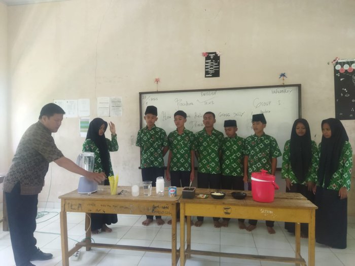 Siswa Kelas IX MTsN 7 Bungo Praktikkan Procedure Text Lewat Pembuatan Cappucino Cincau Ice