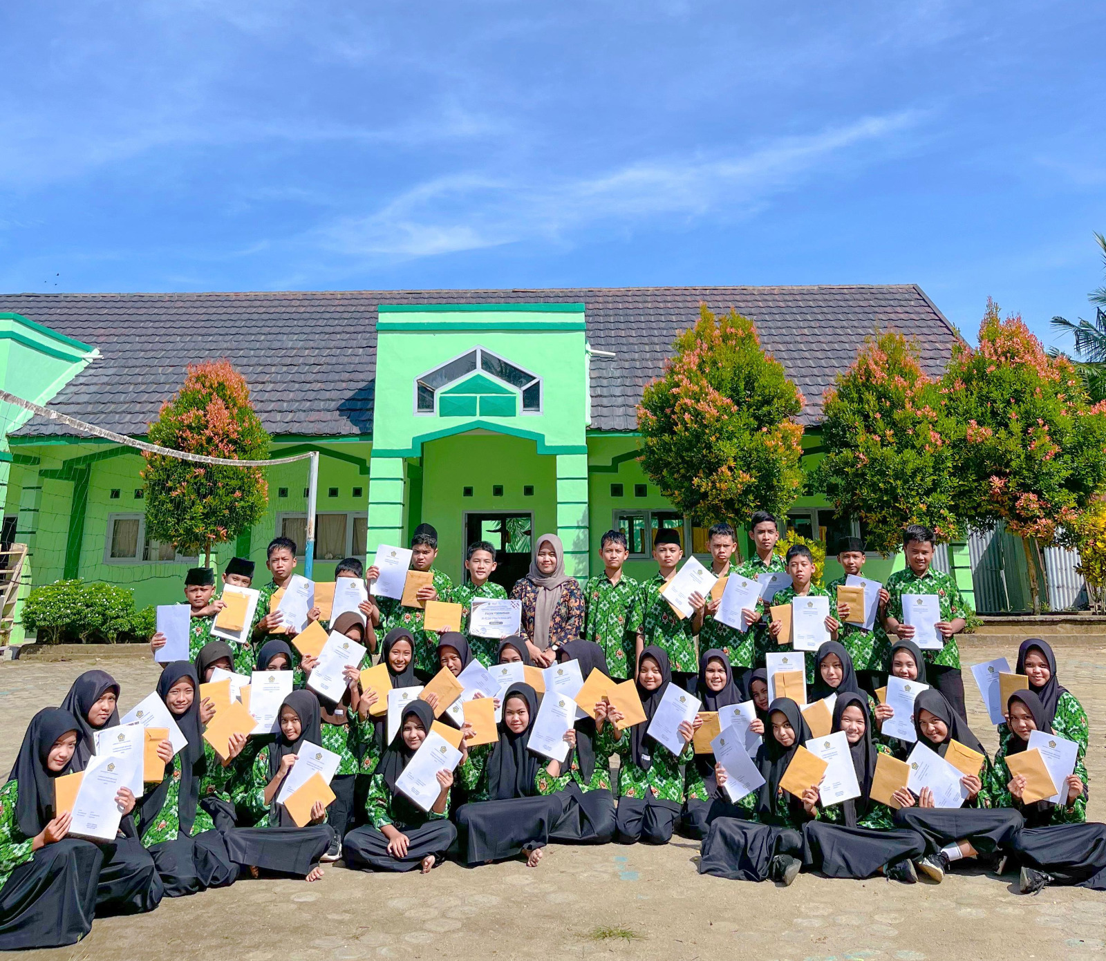 Momen Penuh Semangat: Pembagian Raport Semester Genap MTs 7 Bungo, Ajak Siswa Raih Prestasi Lebih Tinggi