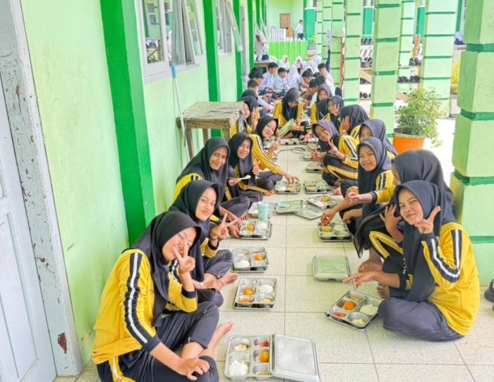 Program MBG Kembali Bergulir Pasca Lebaran, Siswa MTsN 7 Bungo Nikmati Menu Bergizi