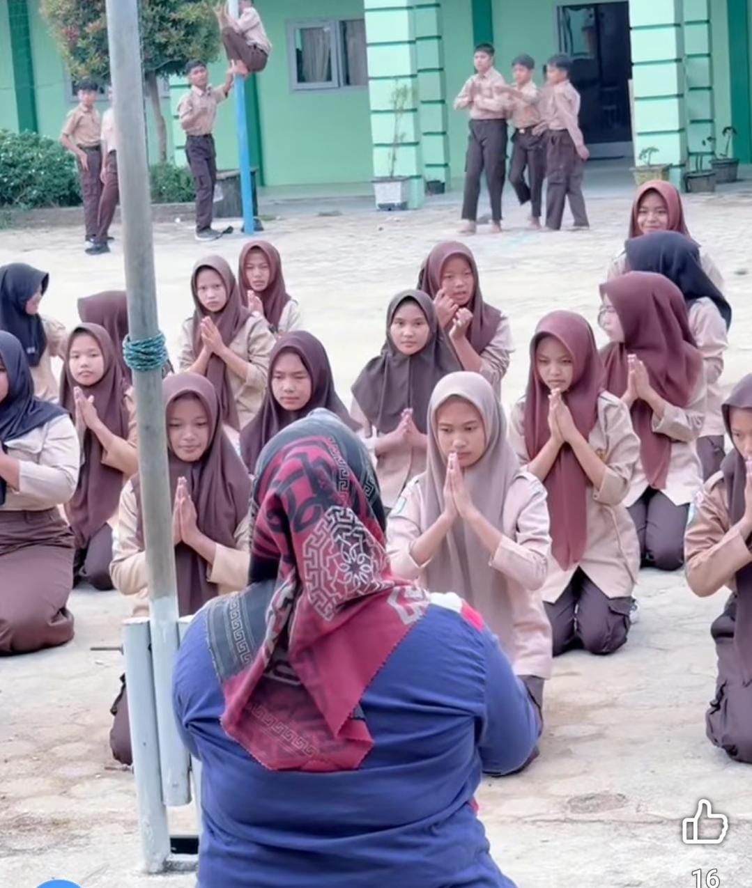 Sarana Mengenal Kembali Seni Tradisional Jambi, Siswi MTsN 7 Bungo Antusias Ikuti Bimbingan Tari Kesenian Sekapur Sirih