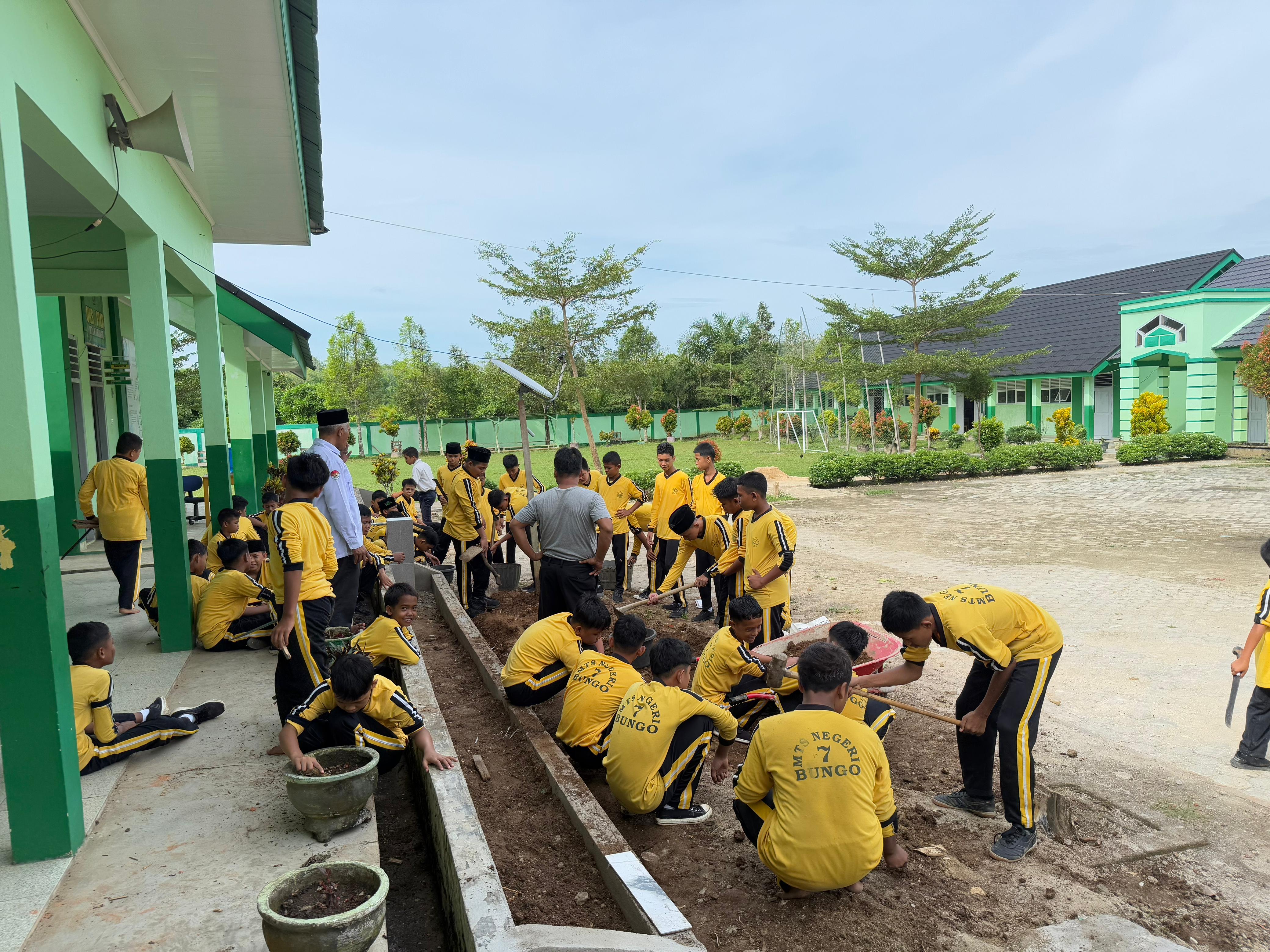 Siswa dan Guru MTsN 7 Bungo Gelar Aksi Bersih-Bersih Madrasah Pasca Asesmen Sumatif Semester Genap