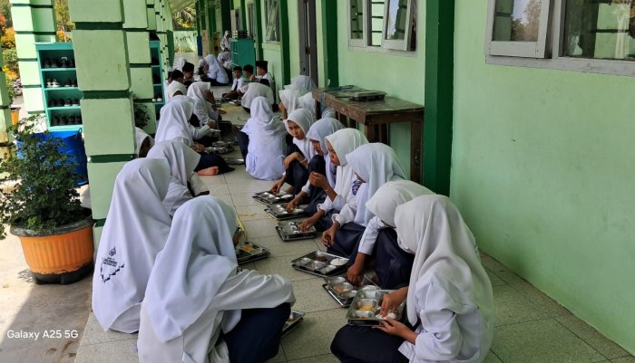 Program MBG di MTsN 7 Bungo Tingkatkan Kesehatan dan Konsentrasi Belajar Siswa Program MBG di MTsN 7 Bungo Tingkatkan Kesehatan dan Konsentrasi Belajar Siswa
