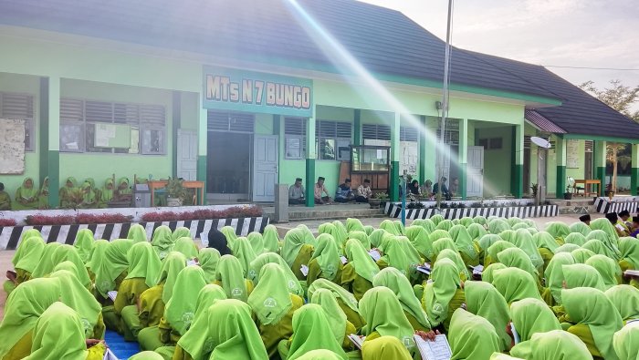 Lantunan Ayat Suci Gema di Madrasah, MTsN 7 Bungo Rutin Gelar Yasinan Berjamaah