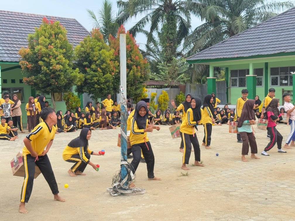 Lomba Gokil Keluarkan Bola dari Kardus Siswa MTsN 7 Bungo Penuh Tawa
