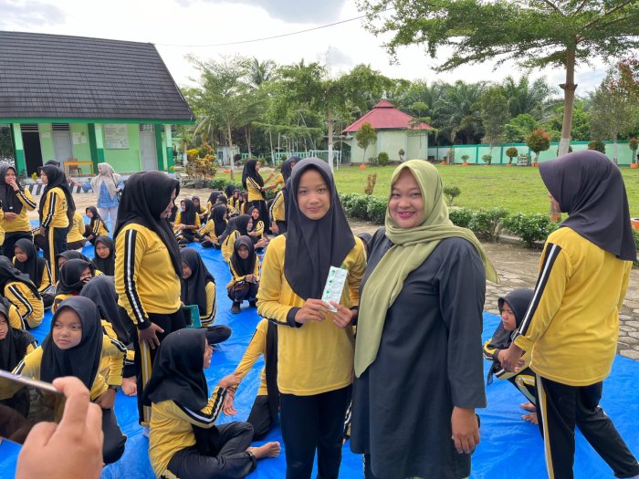 Tim Kesehatan Puskesmas Tanah Tumbuh Berikan Tablet Tambah Darah kepada Siswi MTsN 7 Bungo