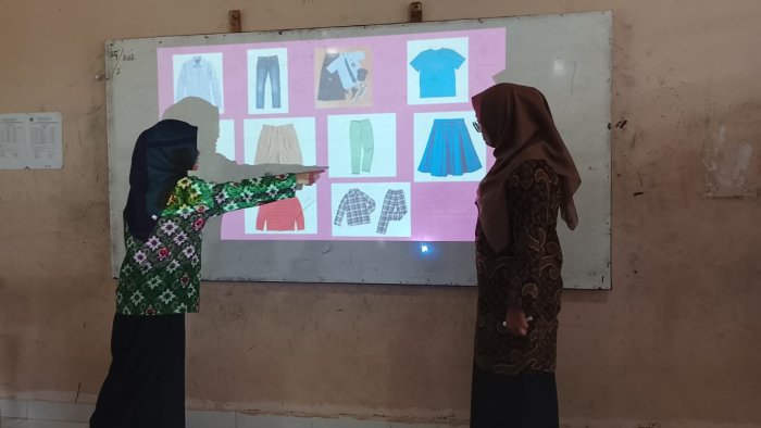Pembelajaran Interaktif Bahasa Inggris di Kelas VII A: Metode Visual Recognition Tingkatkan Semangat Belajar Saat Puasa