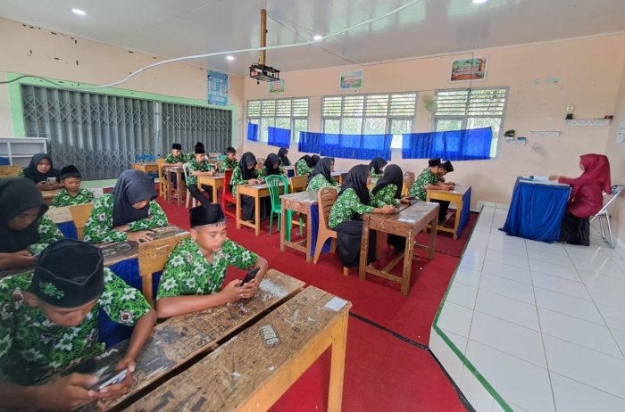 MTsN 7 Bungo Sukses Laksanakan ASAS Ganjil Berbasis Android Hari ke-4 Tahun Pelajaran 2025/2026