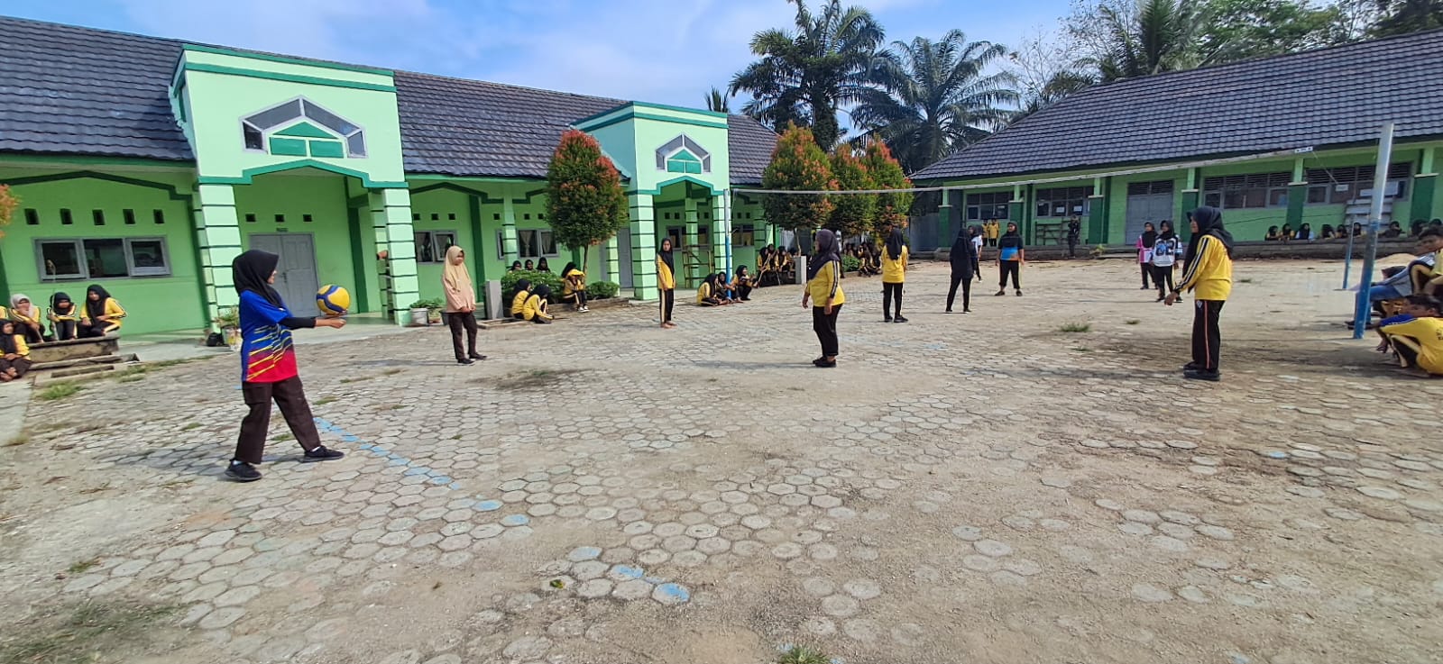 Semarak Classmeeting MTsN 7 Bungo: Final Voli Putri Tampilkan Aksi Seru dan Sportivitas Tinggi