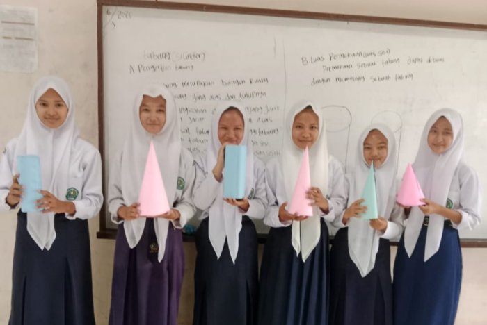 Semangat Belajar Tak Surut Meski Hujan, Siswa Kelas IX C MTsN 7 Bungo Antusias Belajar Matematika Lewat Praktik