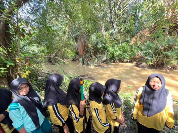 Regu Teratai Tampilkan Kekompakan dalam Kegiatan Susur Halang Rintang Persami MTsN 7 Bungo