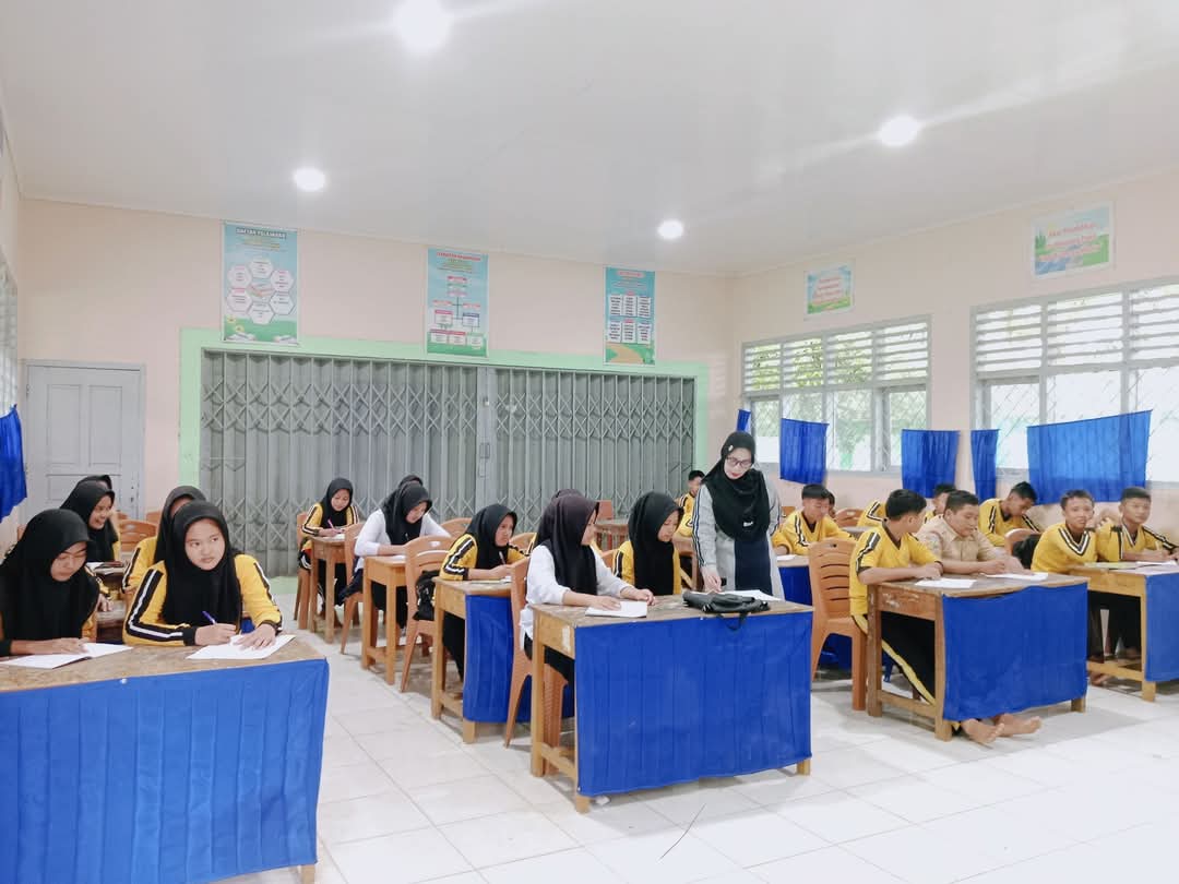 Hujan Deras Tak Surutkan Semangat Belajar Siswa MTs Negeri 7 Bungo