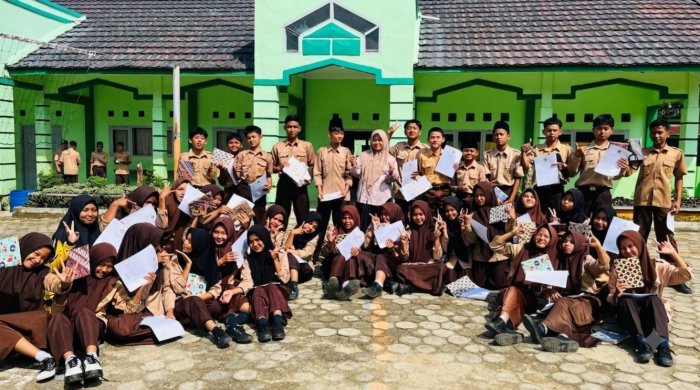 Tiga Siswa VIII B Raih Prestasi Terbaik, Pembagian Rapor Semester Genap Berlangsung Penuh Antusias