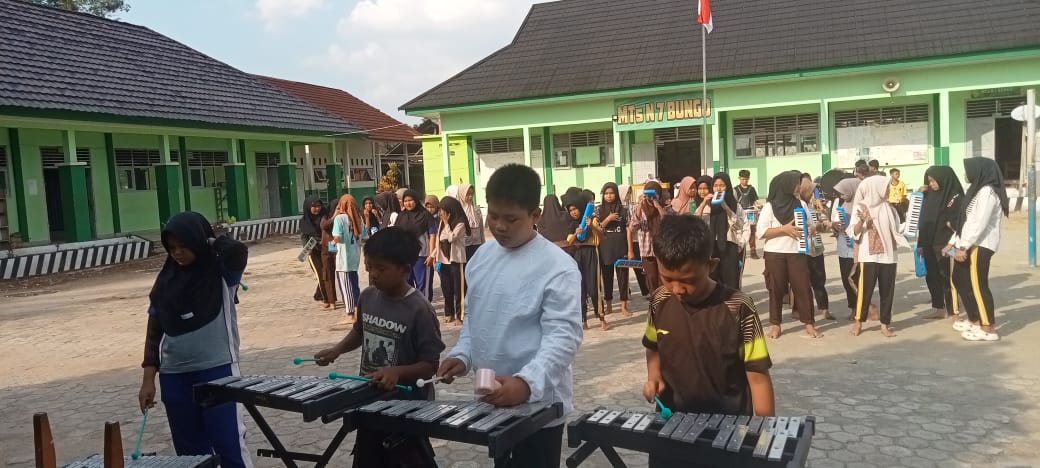 Tim Marching Band Bahana Syahdu MTsN 7 Bungo Gelar Latihan Intensif Sore Ini
