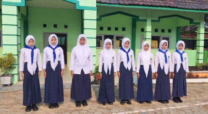 OSIM dan PMR MTsN 7 Bungo Siaga, Pastikan Upacara Bendera Berjalan Tertib dan Khidmat OSIM dan PMR MTsN 7 Bungo Siaga, Pastikan Upacara Bendera Berjalan Tertib dan Khidmat