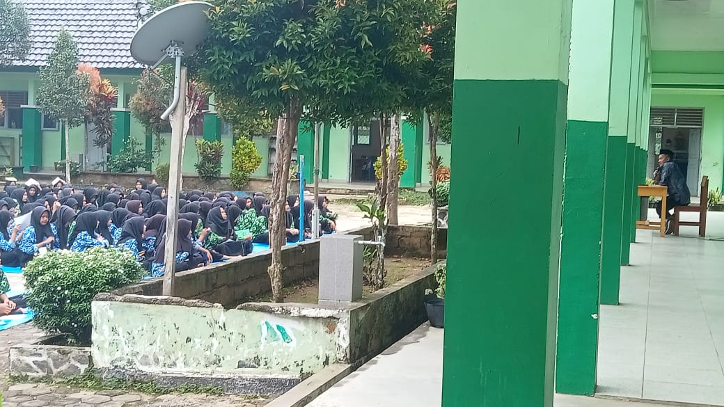 Siswa MTs N 7 Bungo Semangat Ikuti Kajian Zakat Fitrah Ramadhan Pagi Ini