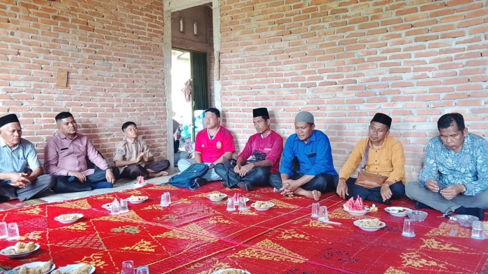 Keluarga Besar MTsN 7 Bungo Gelar Taziyah ke Rumah Ibu Rubiah, S.Pd