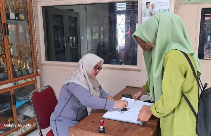 Pelayanan Prima Administrasi: TU MTsN 7 Bungo Intensifkan Perbaikan Data Siswa Jelang Kelulusan