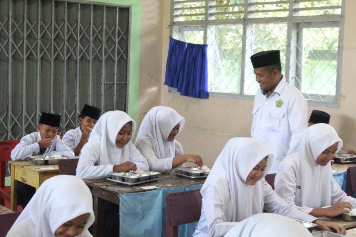 Tinjau MBG di Setiap Kelas, Kepala Madrasah: Siswa Belajar Bersyukur dan Menghargai Setiap Nikmat yang Diberikan