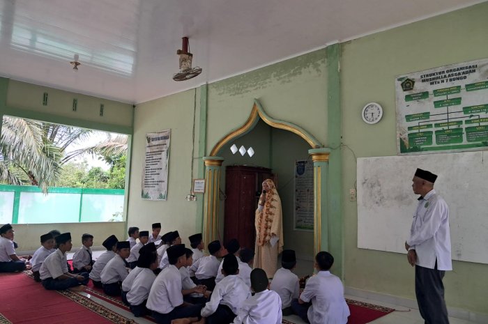 MTsN 7 Bungo Gelar Kultum Rutin, Alyssa Bahas Keutamaan Ilmu Usai Shalat Dzuhur Berjamaah
