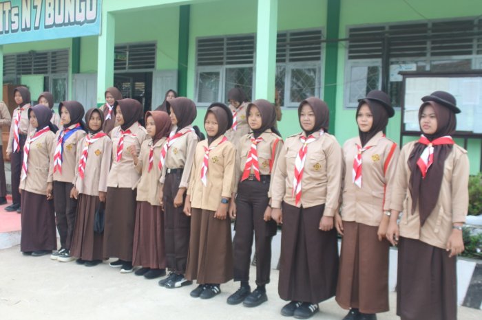 Petugas PMR MTsN 7 Bungo Siap Dampingi Peserta Upacara Hari Pramuka ke-65 Petugas PMR MTsN 7 Bungo Siap Dampingi Peserta Upacara Hari Pramuka ke-65