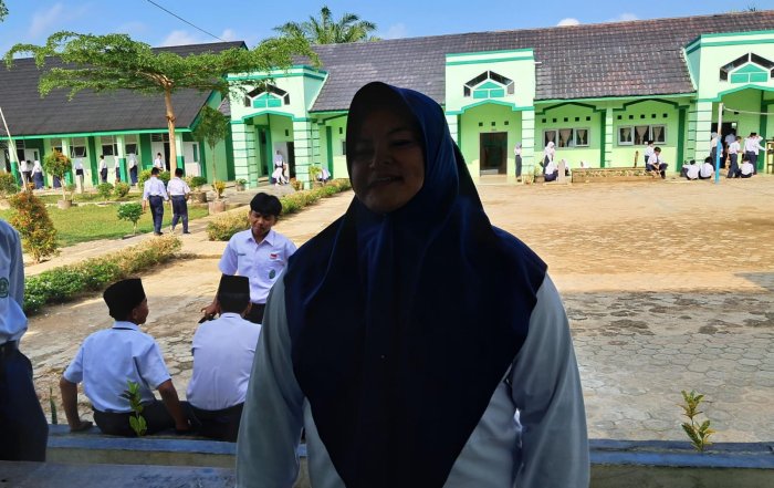 Wali Kelas IX B Apresiasi Siswa Binaan yang Sukses Laksanakan Tugas Upacara