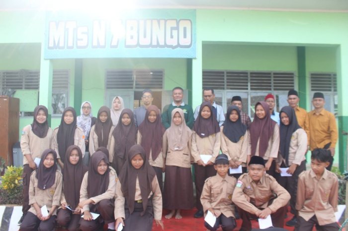 Berbagi Kasih, Menebar Kepedulian, MTsN 7 Bungo Salurkan Santunan bagi Peserta Didik Yatim dan Piatu Berbagi Kasih, Menebar Kepedulian, MTsN 7 Bungo Salurkan Santunan bagi Peserta Didik Yatim dan Piatu