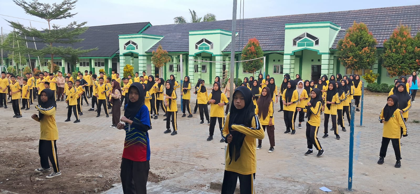 Awali Hari dengan Semangat, MTsN 7 Bungo Gelar Senam Kebugaran Jasmani