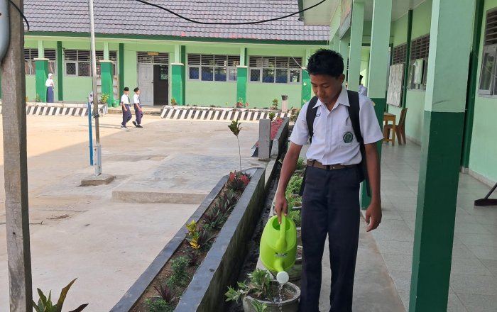 Siswa MTsN 7 Bungo Antusias Bersihkan Lingkungan Madrasah Sebelum KBM Dimulai