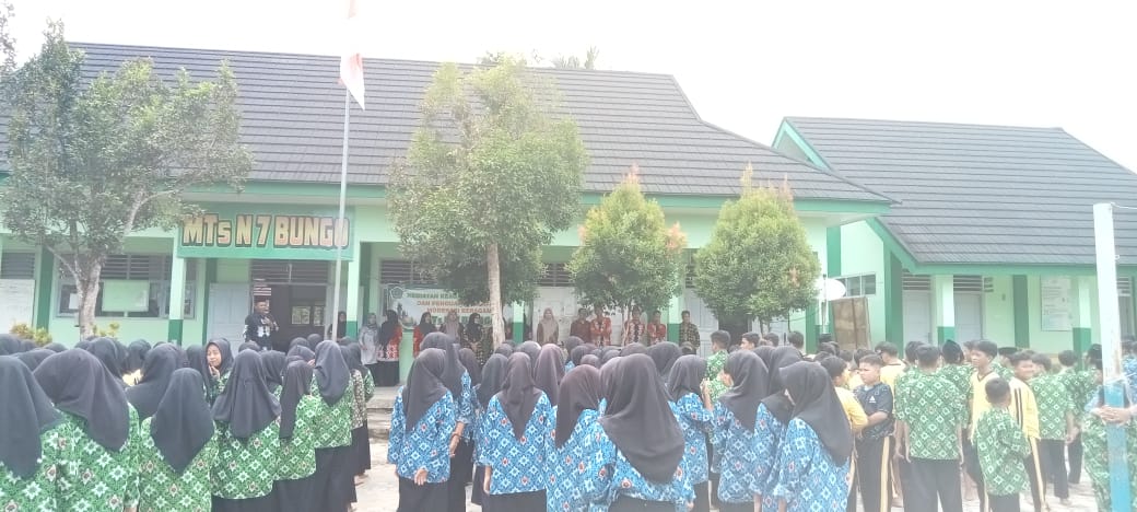 Halal Bihalal Warnai Apel Perdana Pasca Libur Idul Fitri 1446 H di MTsN 7 Bungo