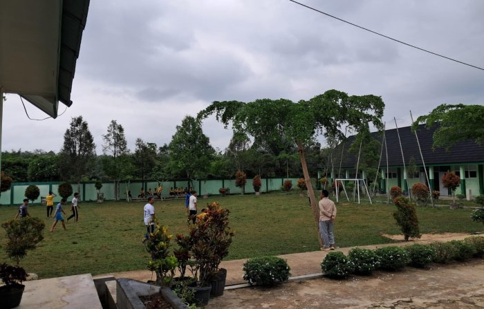 Guru PJOK MTsN 7 Bungo Ajak Siswa Kelas IX C Praktik Mini Soccer: Bentuk Kebugaran dan Kekompakan Tim