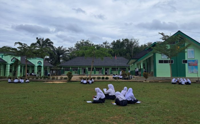 Kelas VIII C MTsN 7 Bungo Lakukan Pembelajaran Bahasa Inggris di Ruang Terbuka