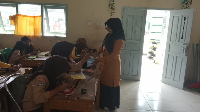 Seru dan Interaktif, Siswa Kelas VIII MTsN 7 Bungo Ikuti Quiz Bahasa Inggris dengan Metode Peer Sharing