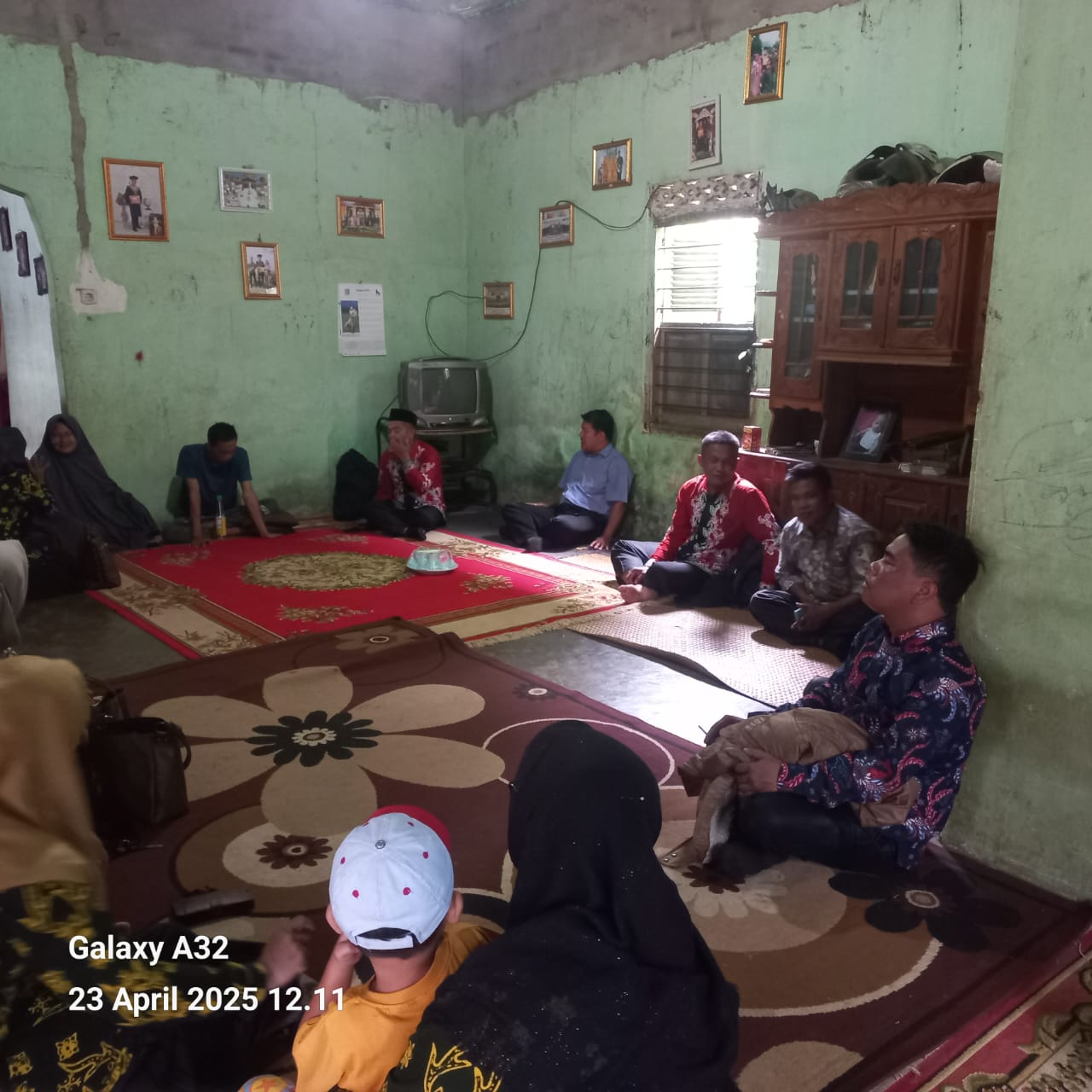 Bentuk Solidaritas: Guru-Guru MTs Negeri 7 Bungo Kunjungi Rekan Yang Sedang Sakit