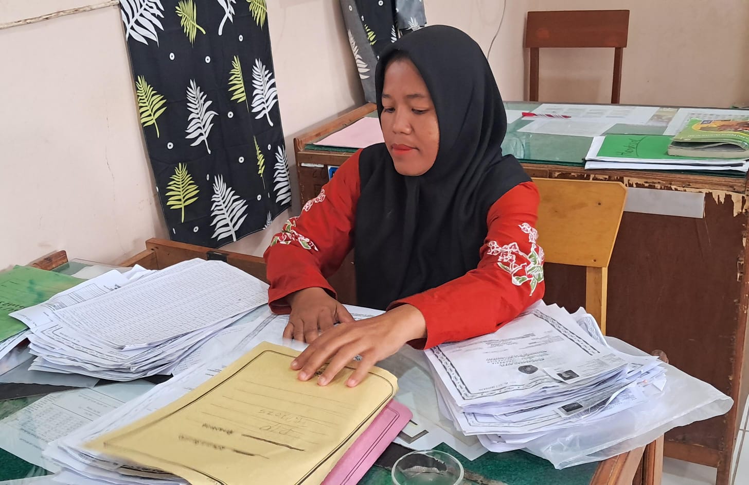 Staf TU MTsN 7 Bungo Lakukan Pemeriksaan Berkas Penerima Bansos PIP Tahun 2025