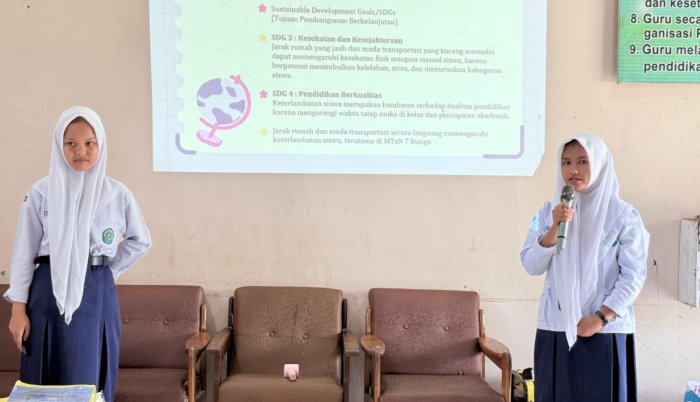 Tim Riset OMI MTsN 7 Bungo Paparkan Hasil Proposal Riset di Hadapan Kepala Madrasah dan Dewan Guru