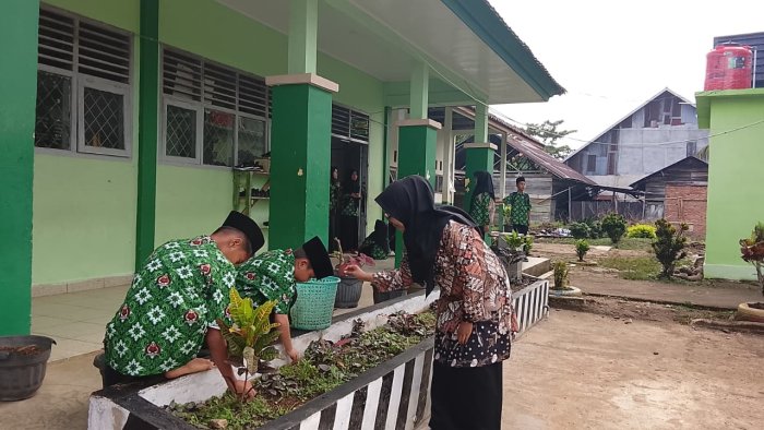 Siswa MTsN 7 Bungo Tunjukkan Semangat Pagi dalam Kegiatan Peduli Lingkungan Madrasah