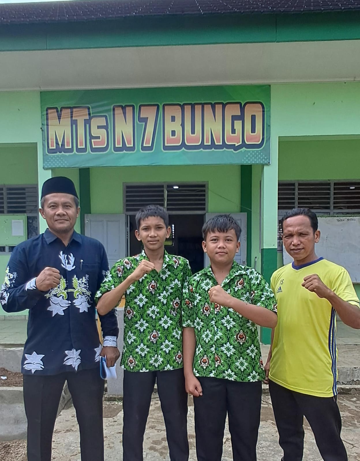Kepala MTsN 7 Bungo Resmi Lepas Siswa Ikuti Kejuaraan Tapak Suci Bungo 2025