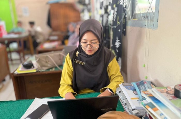 Guru MTsN 7 Bungo Siapkan Soal Asesmen Berbasis Digital untuk ASAS Ganjil 2025