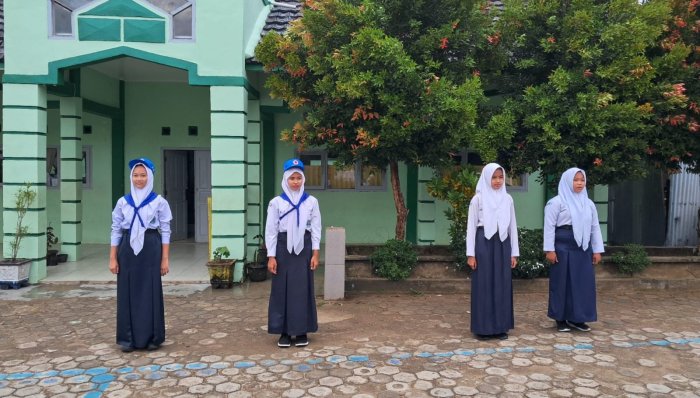 PMR MTsN 7 Bungo Siap Siaga Bertugas Saat Upacara Bendera