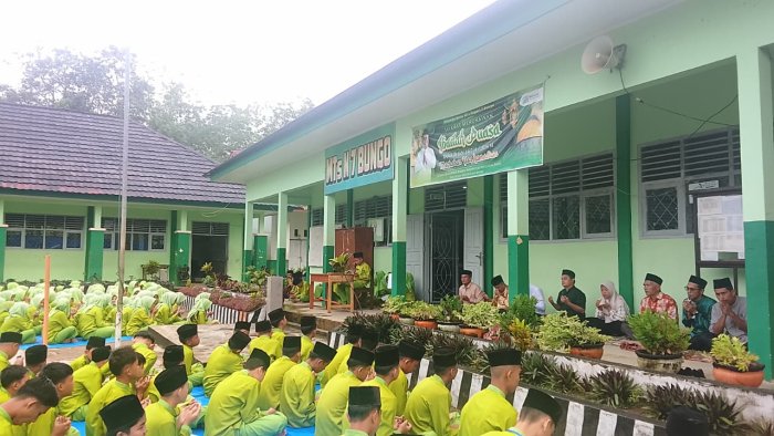 Khidmat dan Inovatif, Pengajian Yasinan MTsN 7 Bungo Tampilkan Pembawa Acara dan Kultum Dua Bahasa