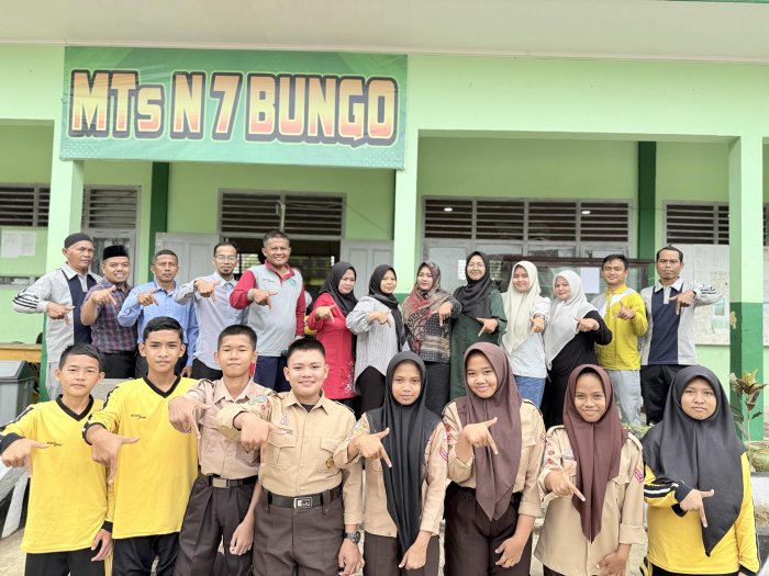 Persiapan OMI 2025: Kepala Madrasah dan Staf MTsN 7 Bungo Berikan Dukungan Moril Kepada Peserta OMI