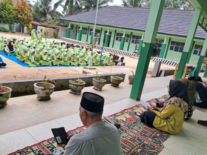 MTsN 7 Bungo Gelar Yasinan Rutin Setiap Jumat Pagi