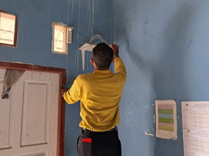 Stabilkan Jaringan, Tim Teknisi MTsN 7 Bungo Intensif Awasi Stabilitas Wi-Fi