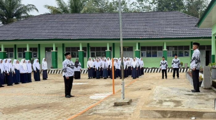 Khidmat dan Bermakna: Bapak Ahmad Mursalin Memimpin Upacara HUT PGRI ke-80 di MTsN 7 Bungo