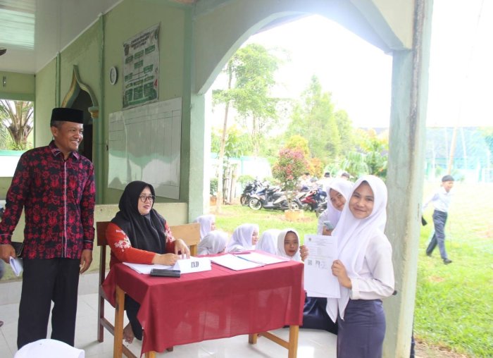 Pembagian SKL dan Rapor Berlangsung Tertib, MTsN 7 Bungo Pastikan Layanan Prima bagi Lulusan Tahun Ajaran 2025/2026