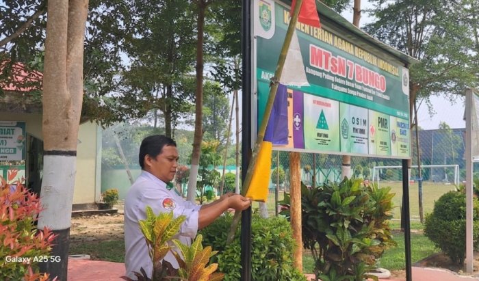Gelorakan Semangat Kemerdekaan, MTsN 7 Bungo Hiasi Lingkungan Madrasah dengan Bendera dan Umbul-Umbul Gelorakan Semangat Kemerdekaan, MTsN 7 Bungo Hiasi Lingkungan Madrasah dengan Bendera dan Umbul-Umbul