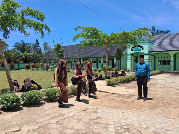 Latihan Upacara Kelas IX D MTsN 7 Bungo: Wujud Semangat, Disiplin, dan Tanggung Jawab Siswa