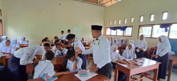 Guru BK dan OSIM MTsN 7 Bungo Gelar Razia Mendadak, Tegakkan Disiplin dan Kerapian Siswa